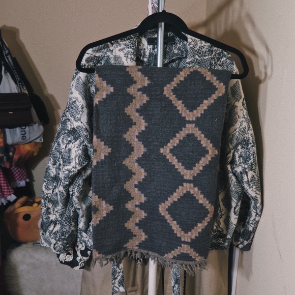 Aritzia Mosaic Print Blanket Scarf. - Picture 1 of 2